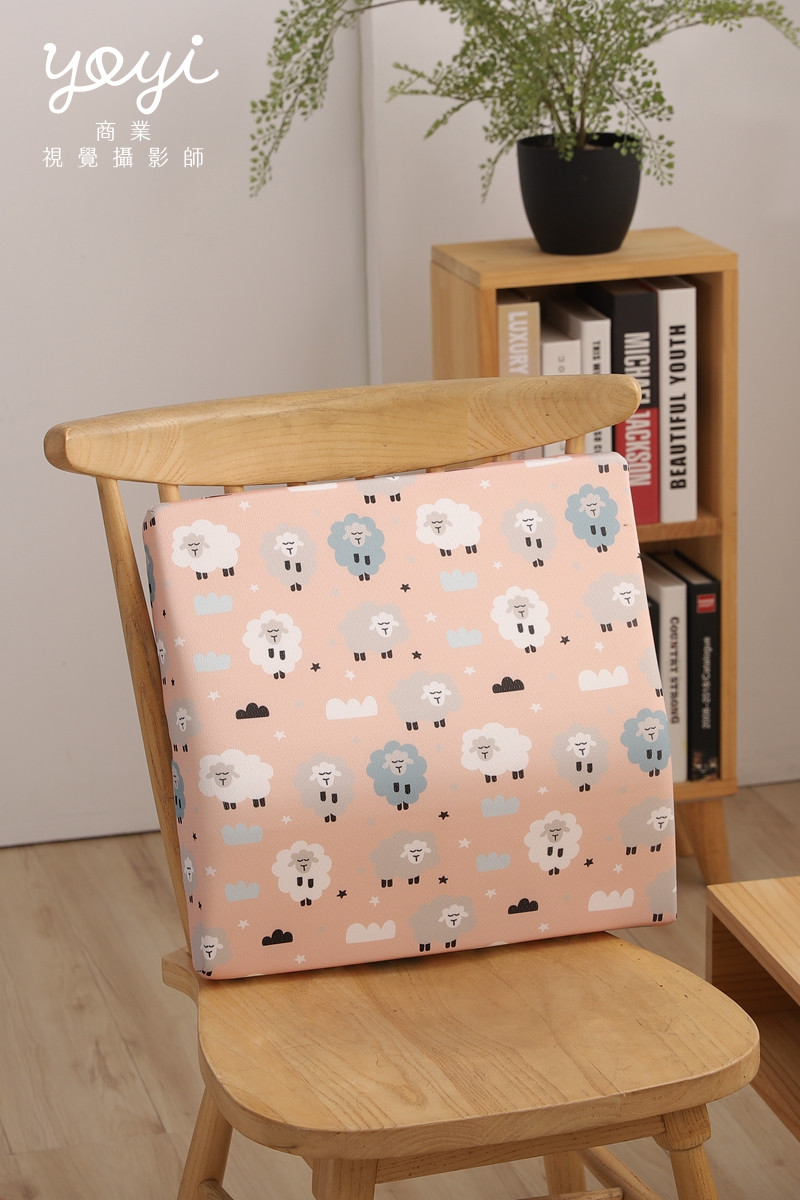 靠枕商品攝影｜舒適機能靠枕與模特兒放鬆居家情境攝影 129