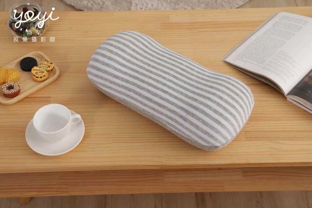 靠枕商品攝影｜舒適機能靠枕與模特兒放鬆居家情境攝影 157