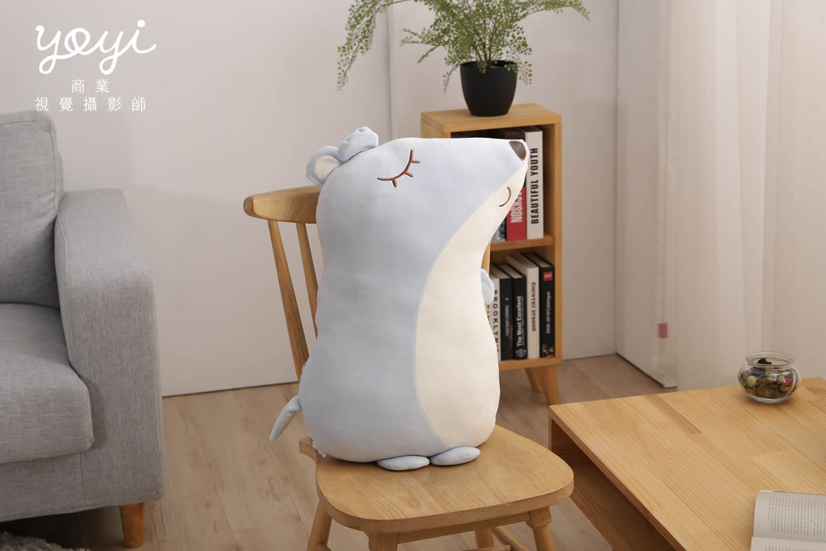 靠枕商品攝影｜舒適機能靠枕與模特兒放鬆居家情境攝影 173