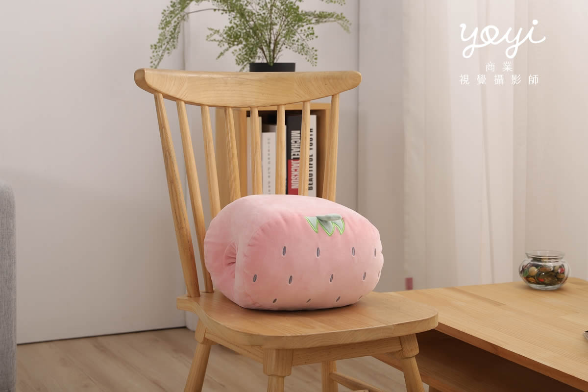 靠枕商品攝影｜舒適機能靠枕與模特兒放鬆居家情境攝影 179