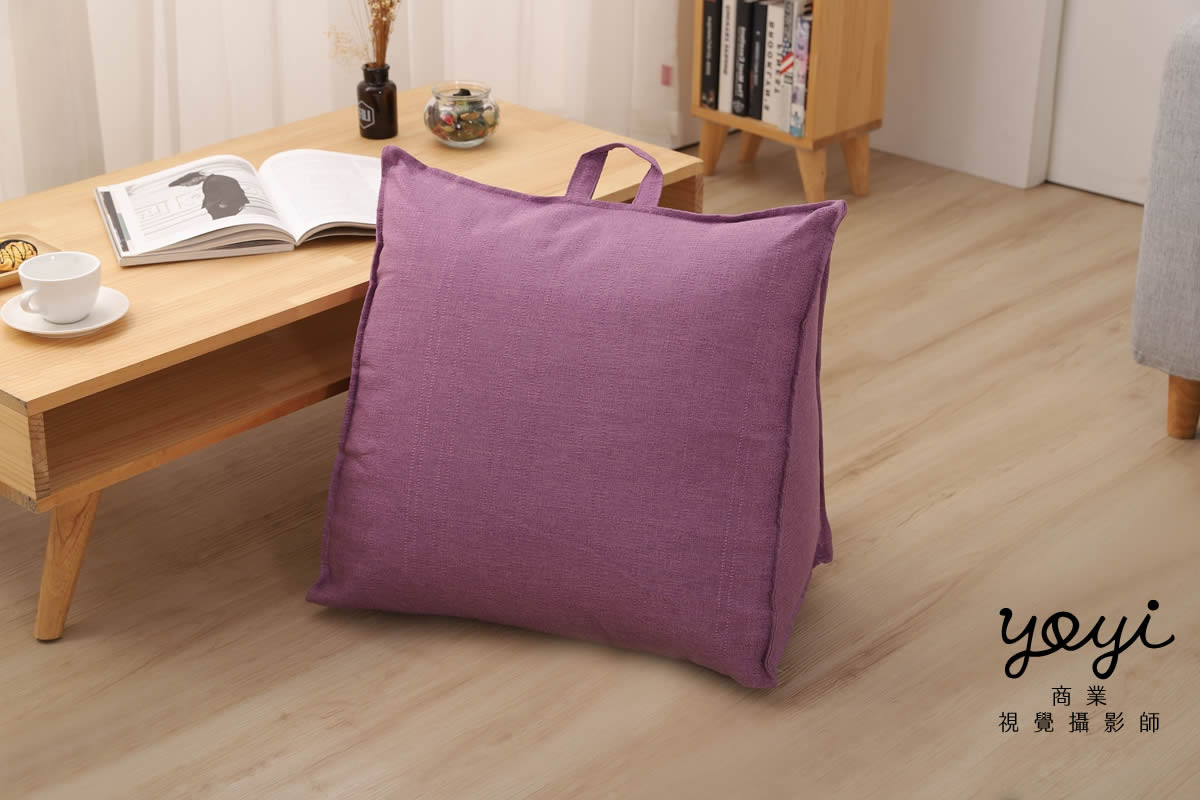 靠枕商品攝影｜舒適機能靠枕與模特兒放鬆居家情境攝影 197