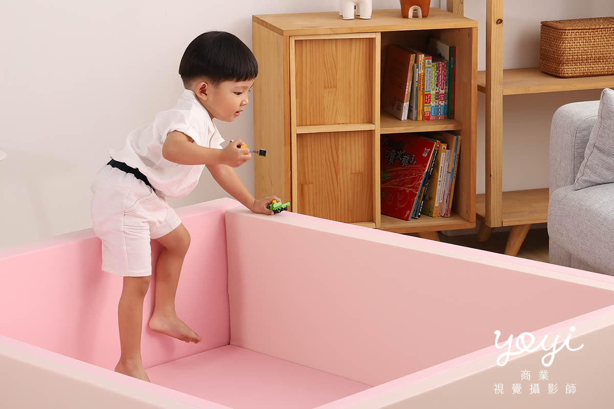 兒童用品攝影｜粉色安全護欄與幼兒居家生活情境攝影 69