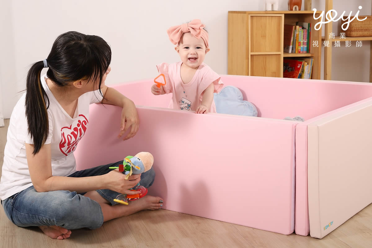 兒童用品攝影｜粉色安全護欄與幼兒居家生活情境攝影 117