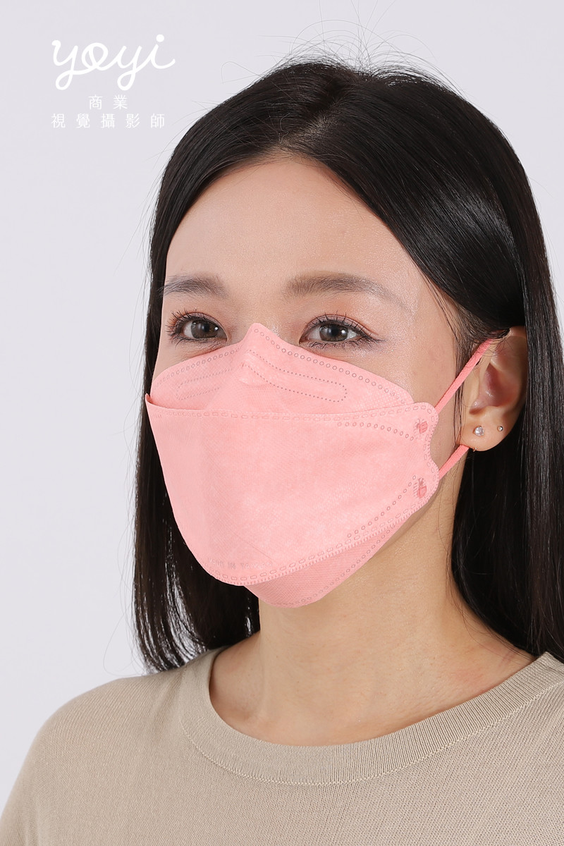 防疫用品攝影｜粉嫩色系機能口罩模特兒配戴與生活感攝影 3