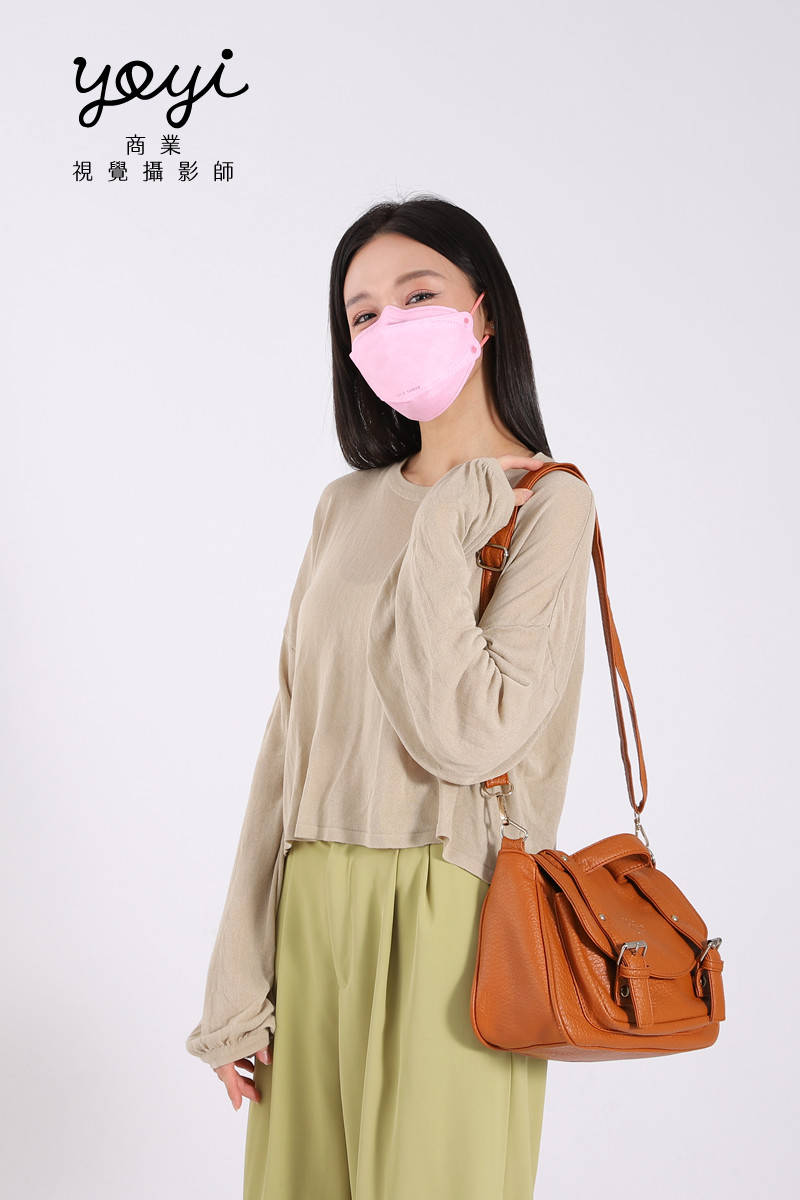 防疫用品攝影｜粉嫩色系機能口罩模特兒配戴與生活感攝影 5