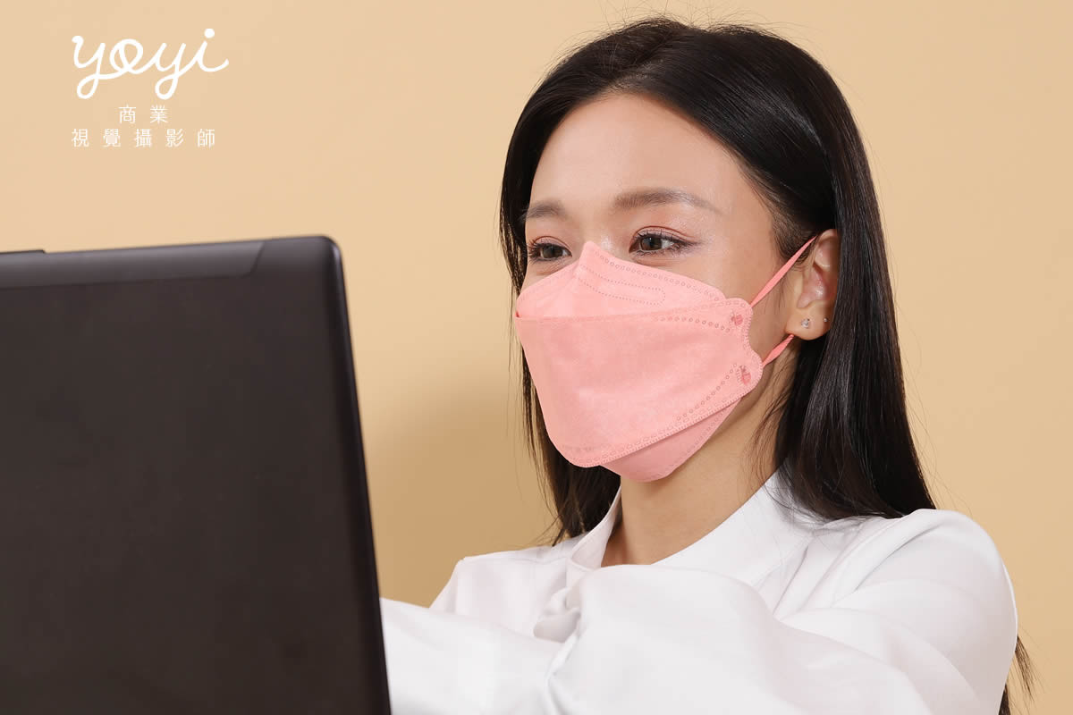 防疫用品攝影｜粉嫩色系機能口罩模特兒配戴與生活感攝影 49