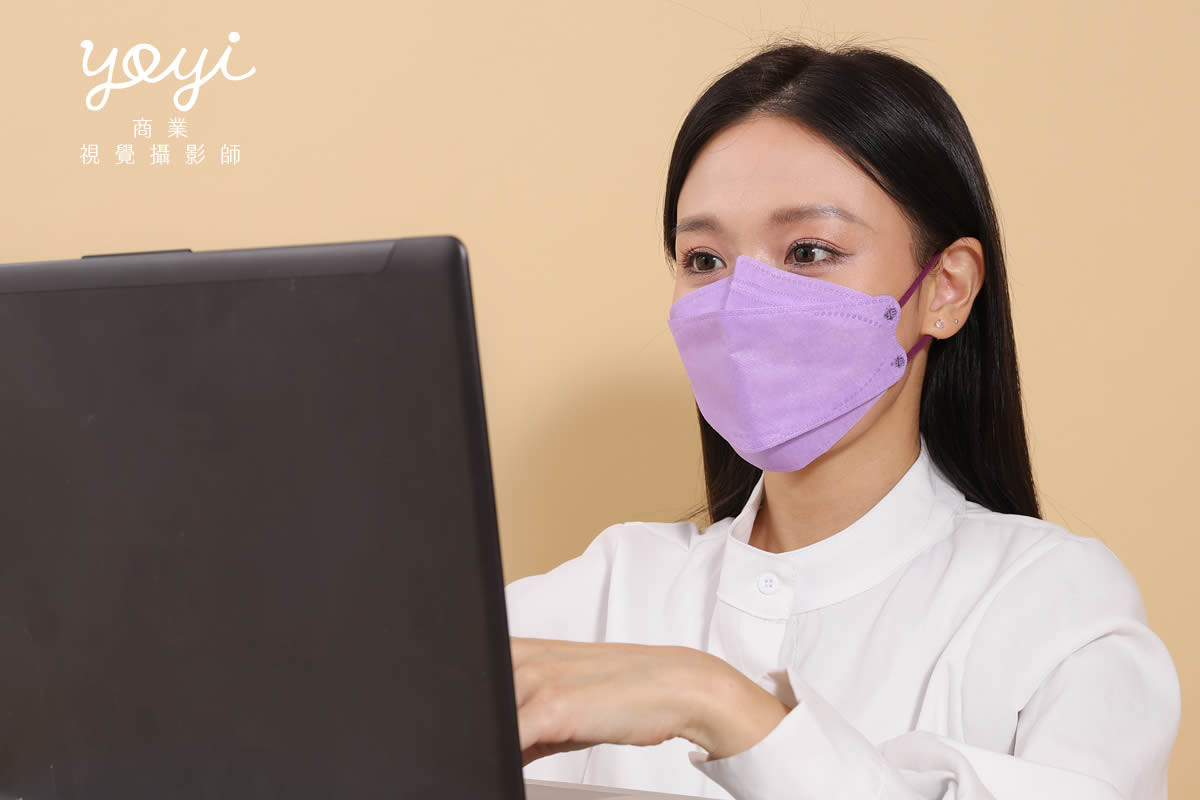 防疫用品攝影｜粉嫩色系機能口罩模特兒配戴與生活感攝影 53