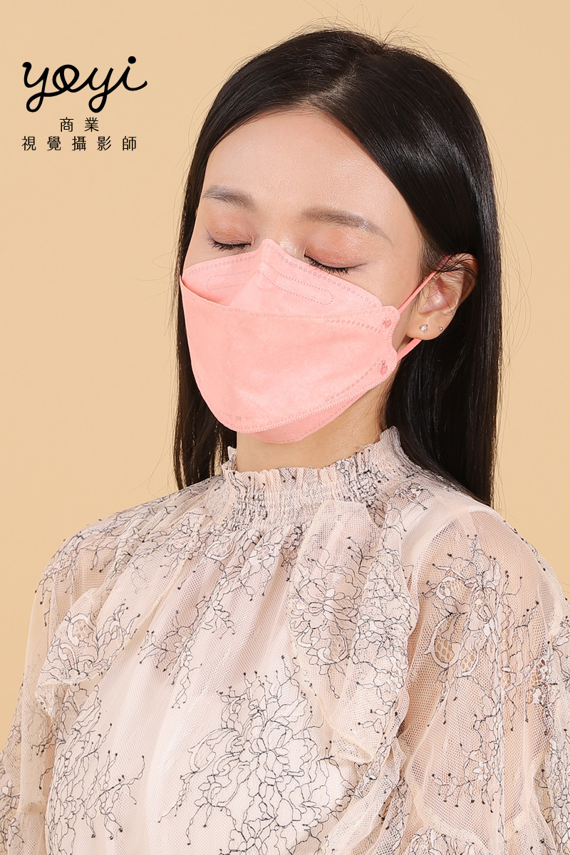 防疫用品攝影｜粉嫩色系機能口罩模特兒配戴與生活感攝影 63