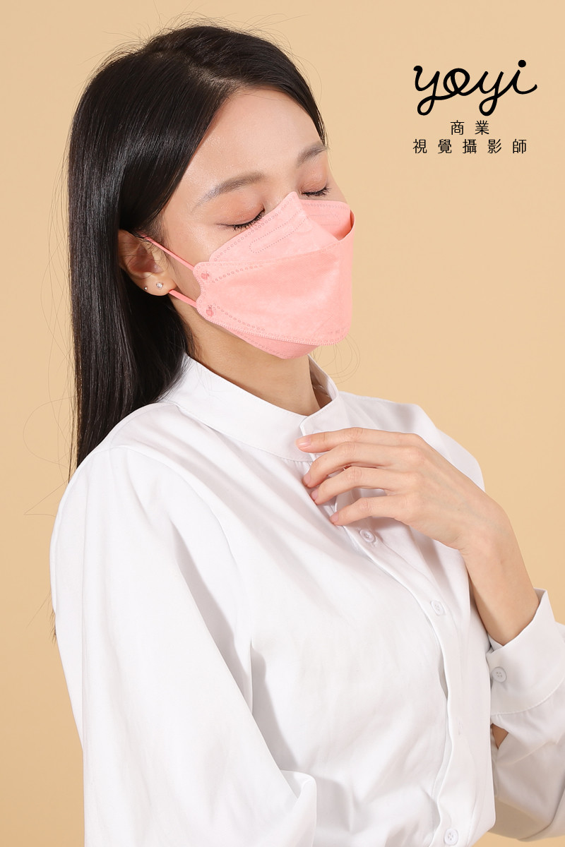 防疫用品攝影｜粉嫩色系機能口罩模特兒配戴與生活感攝影 65