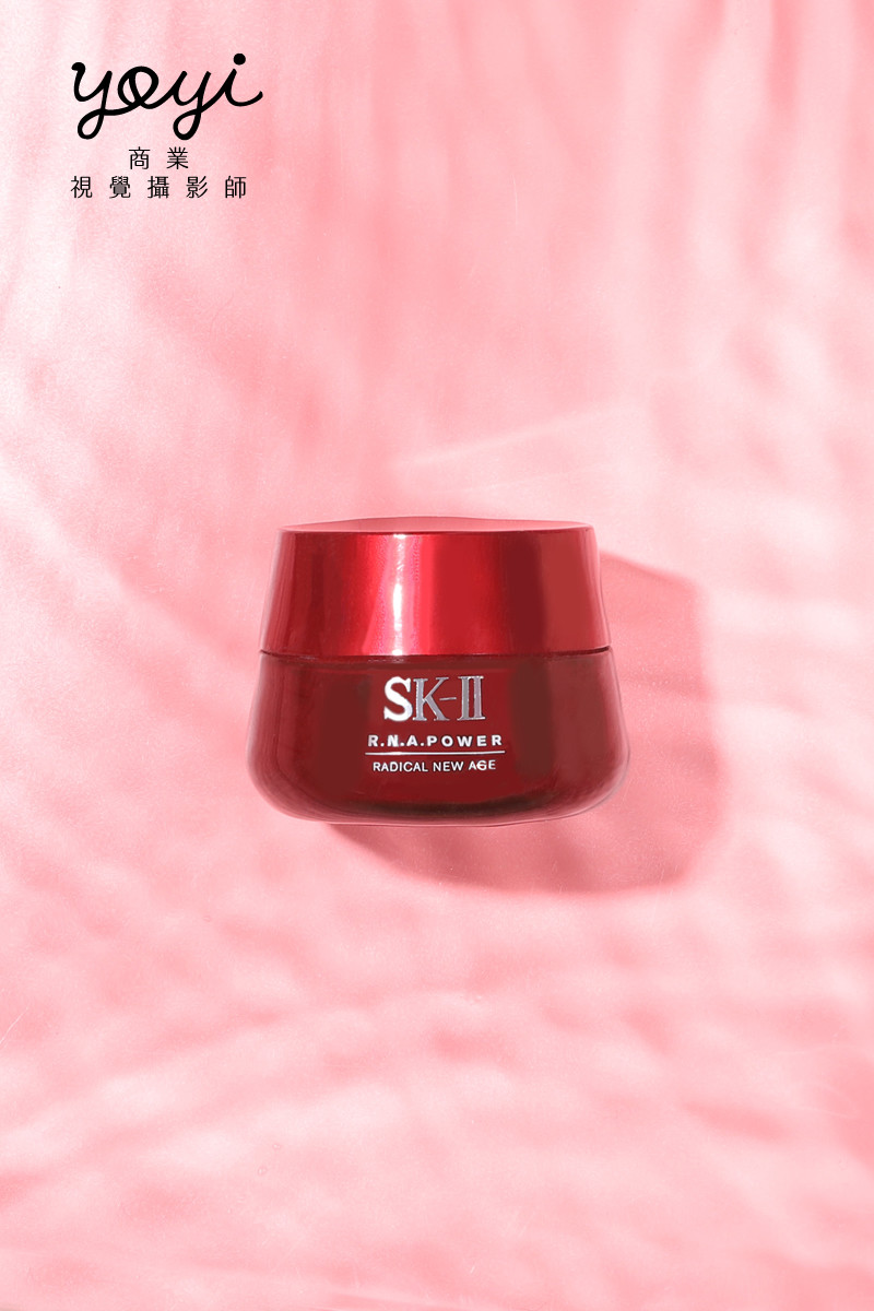 美妝保養品攝影｜紅色機能乳霜罐與粉色質感紋理美感攝影 1