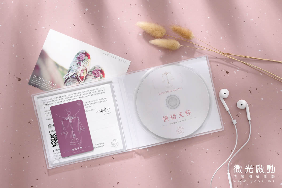 文創商品攝影｜情緒天秤CD專輯與質感卡片美學情境攝影 1
