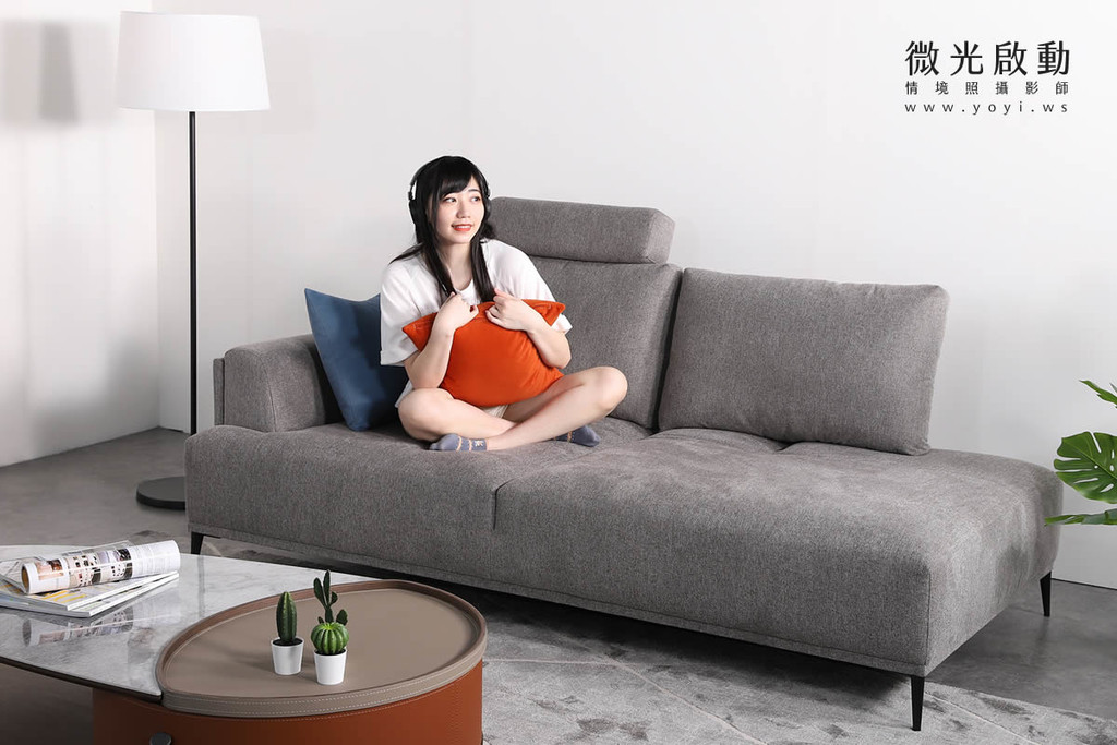 沙發商品攝影｜簡約風布沙發模特兒居家情境攝影 13