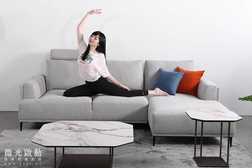 沙發商品攝影｜簡約風布沙發模特兒居家情境攝影 15
