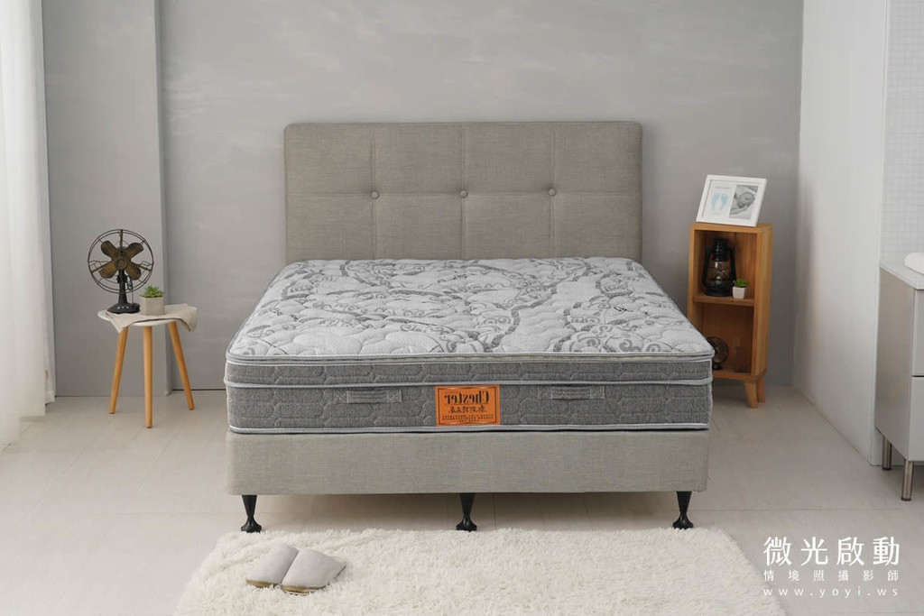 床墊商品攝影｜高質感灰色軟包床頭與機能床墊情境攝影 25
