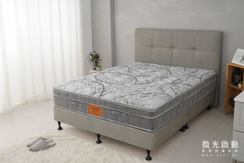 床墊商品攝影｜高質感灰色軟包床頭與機能床墊情境攝影 27