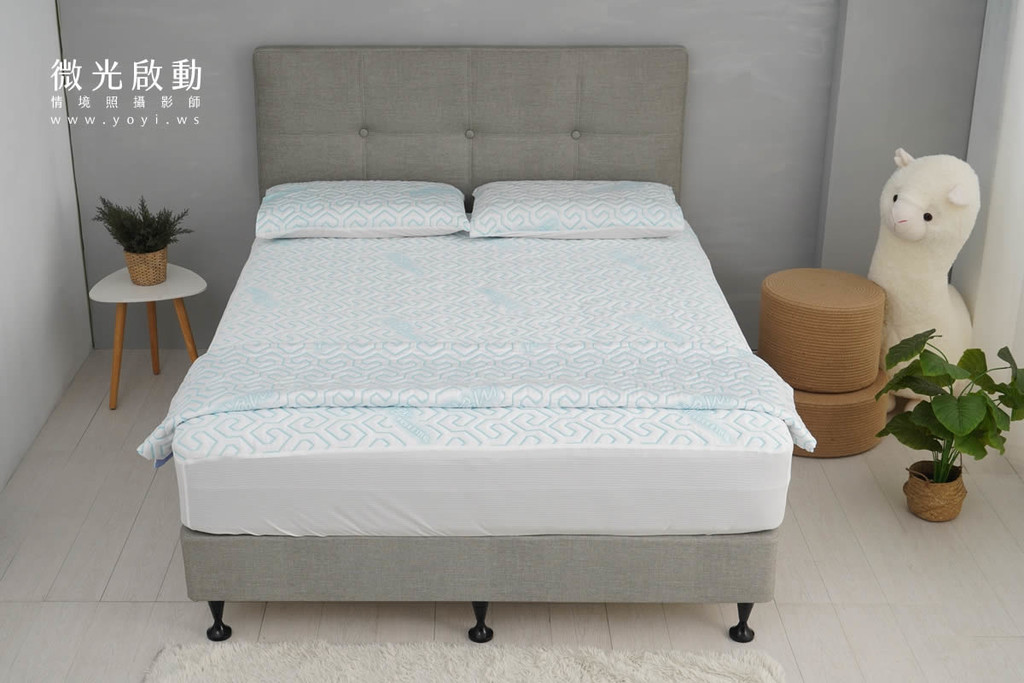 床墊商品攝影｜高質感灰色軟包床頭與機能床墊情境攝影 61
