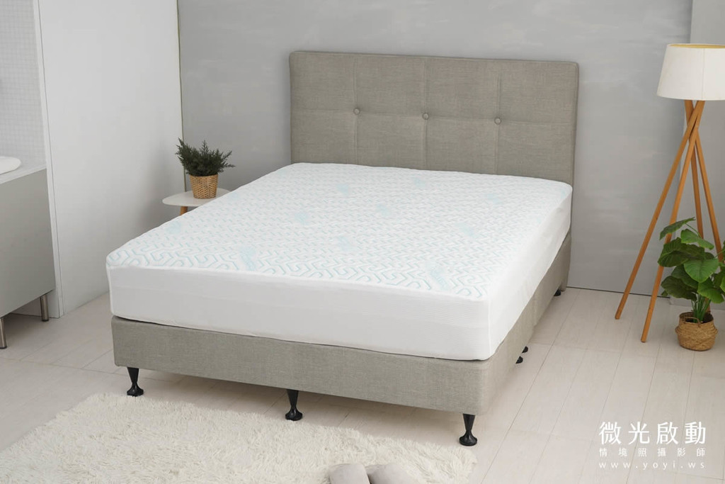 床墊商品攝影｜高質感灰色軟包床頭與機能床墊情境攝影 73