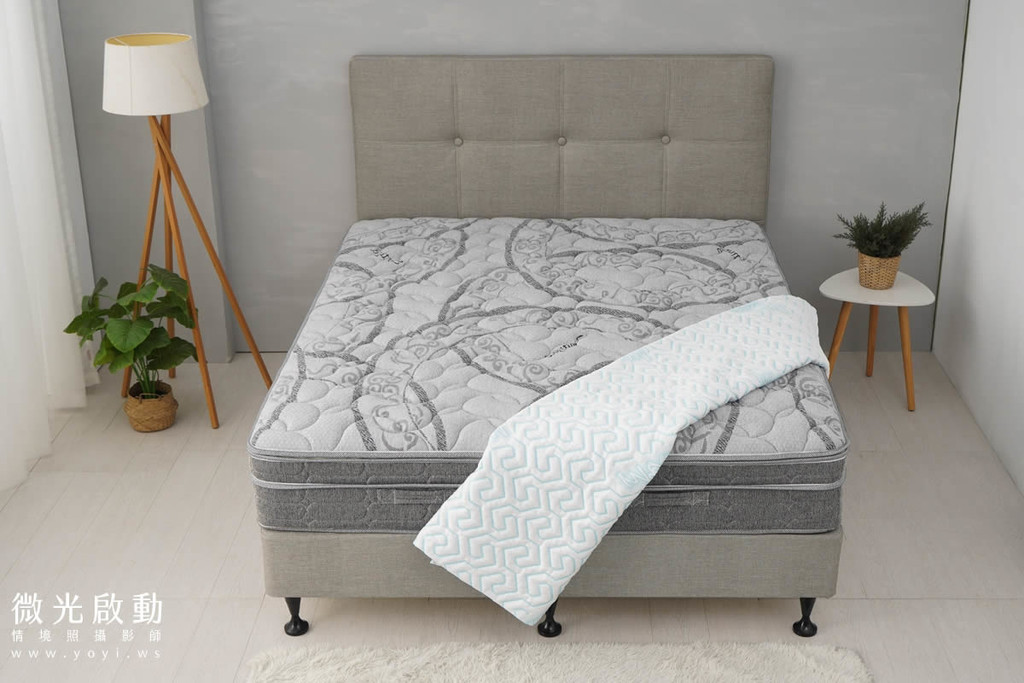 床墊商品攝影｜高質感灰色軟包床頭與機能床墊情境攝影 79