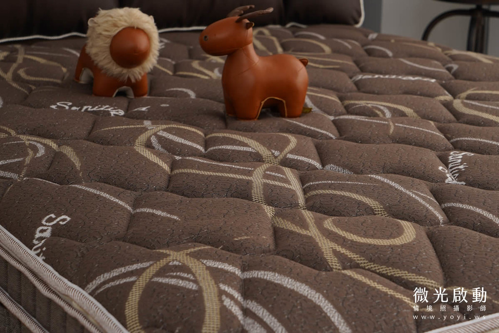 床墊商品攝影｜高質感灰色軟包床頭與機能床墊情境攝影 101