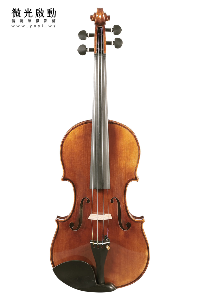 文創商品攝影與藝術品拍攝 - 琉璃工藝、原木手作與明志科大實例 | 優奕數位 59 手工原木小提琴攝影,琴身弧線光影與琥珀色漆面質感