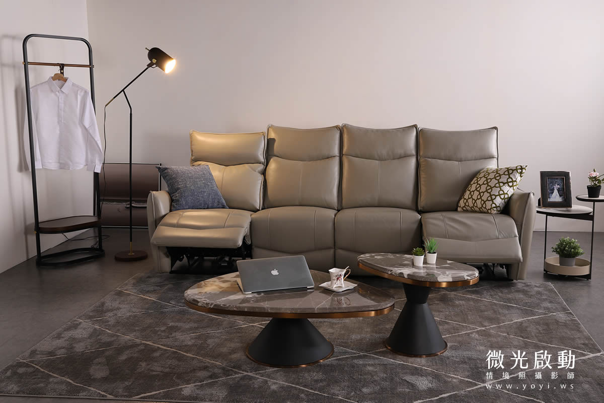 家具攝影與家飾拍攝 - 睡眠王國、棉花田與Zuny實例 | 優奕數位 213 沙發大師牛皮沙發攝影,展現客廳大器氛圍與皮革光澤