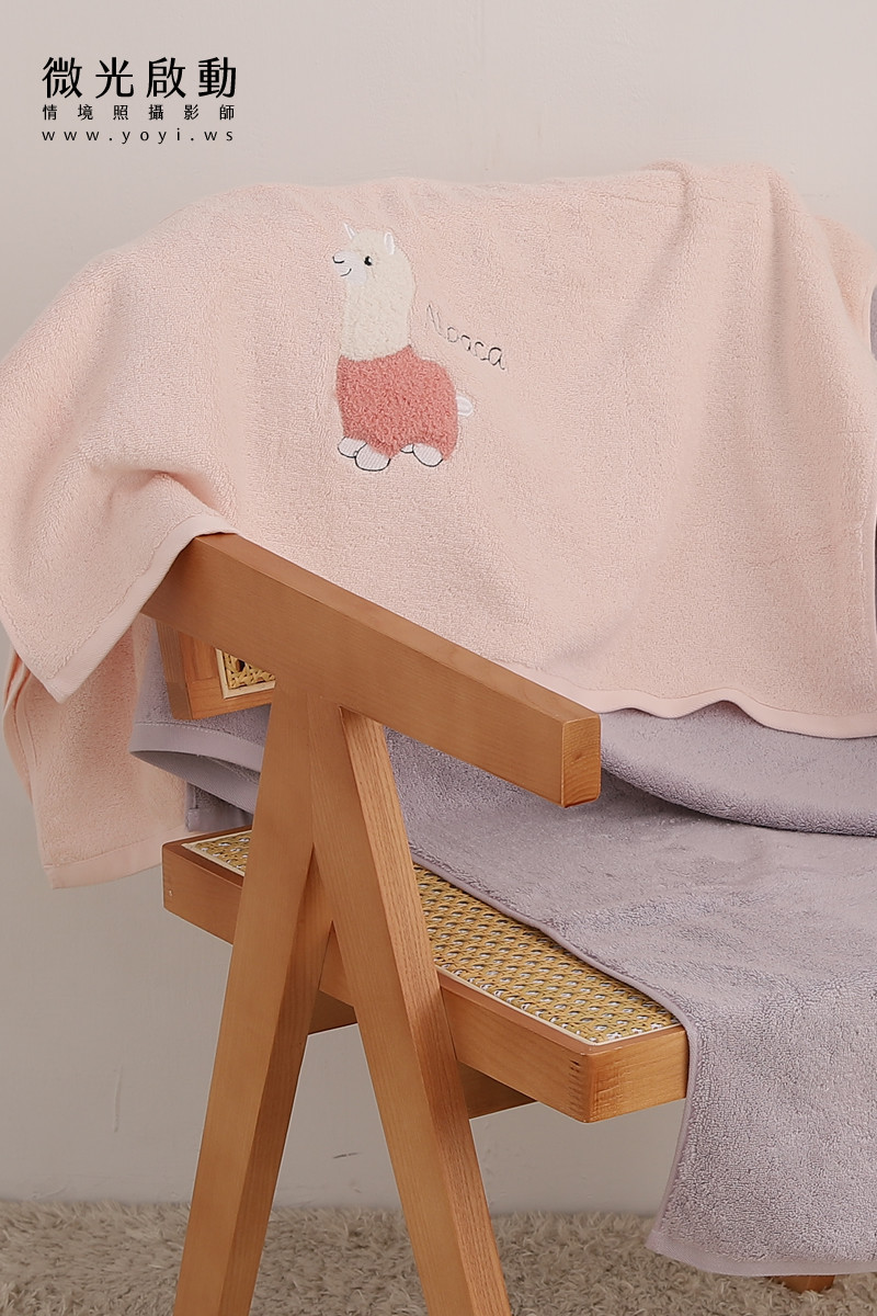 毛巾商品攝影｜親膚質感粉色浴巾模特兒親密互動攝影 105