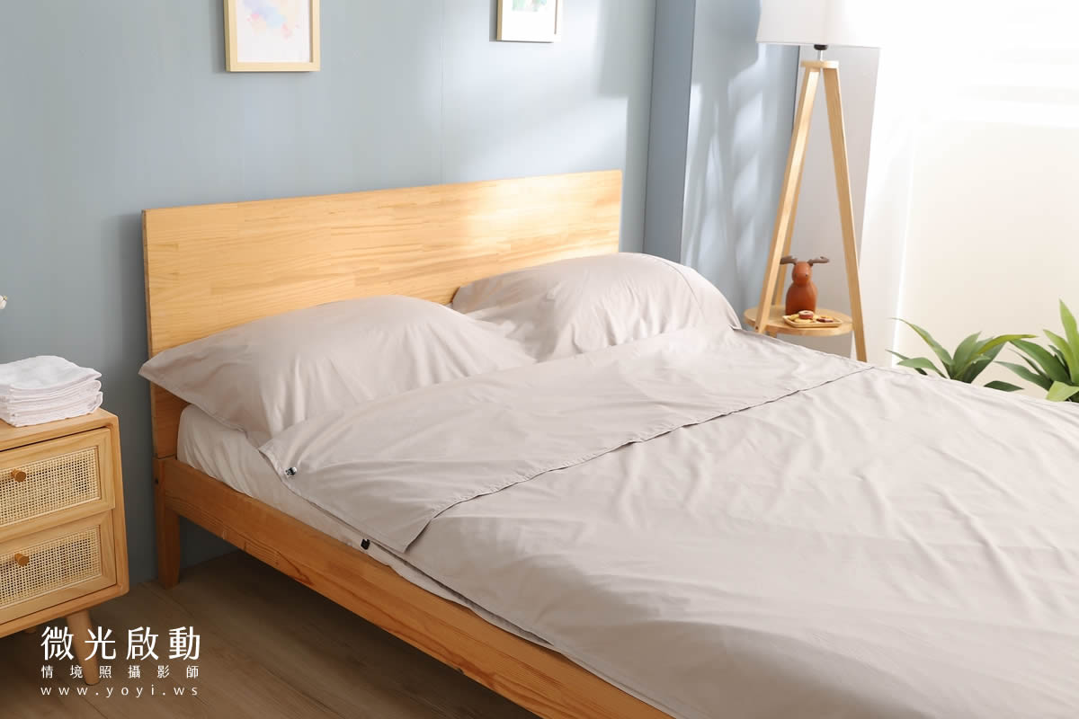 寢具商品攝影｜沉穩灰調雙人床包模特兒熟睡情境攝影 11