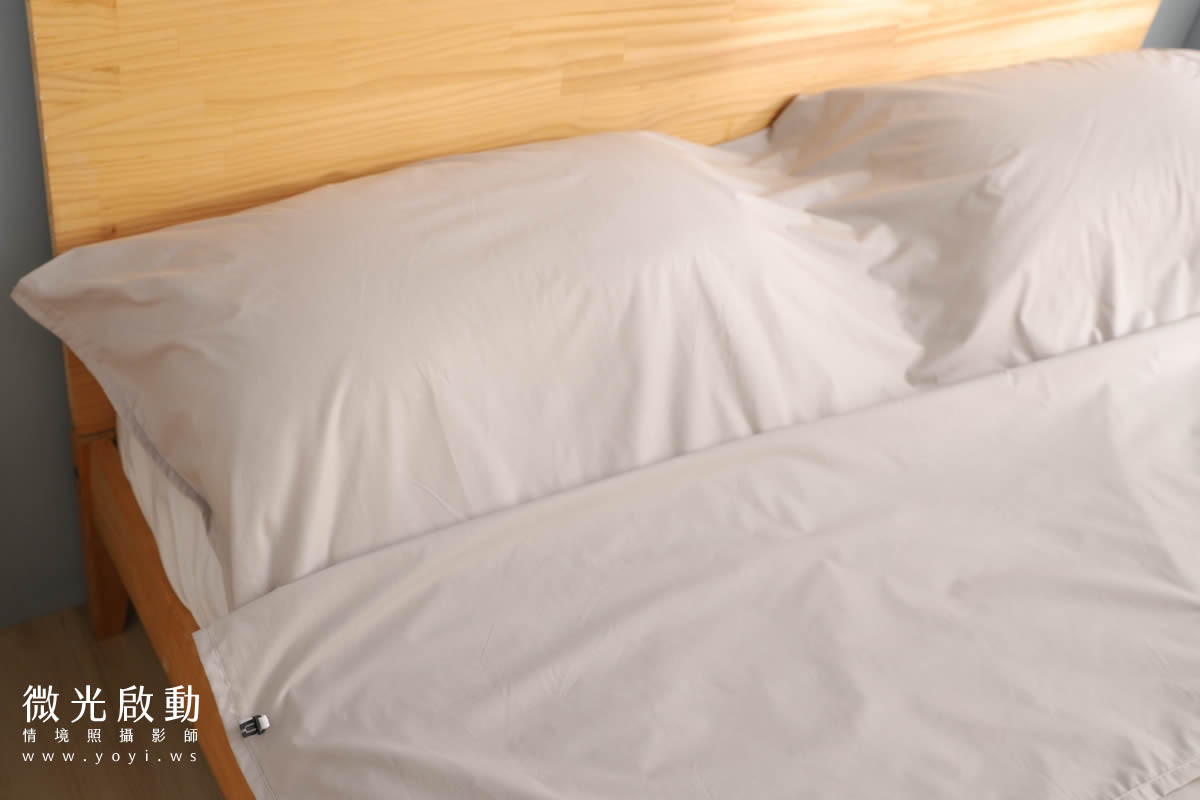 寢具商品攝影｜沉穩灰調雙人床包模特兒熟睡情境攝影 15