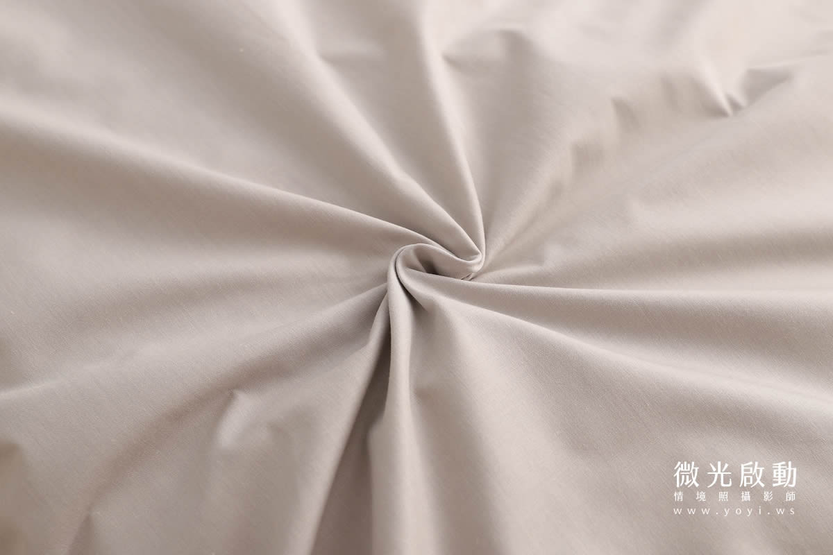 寢具商品攝影｜沉穩灰調雙人床包模特兒熟睡情境攝影 23