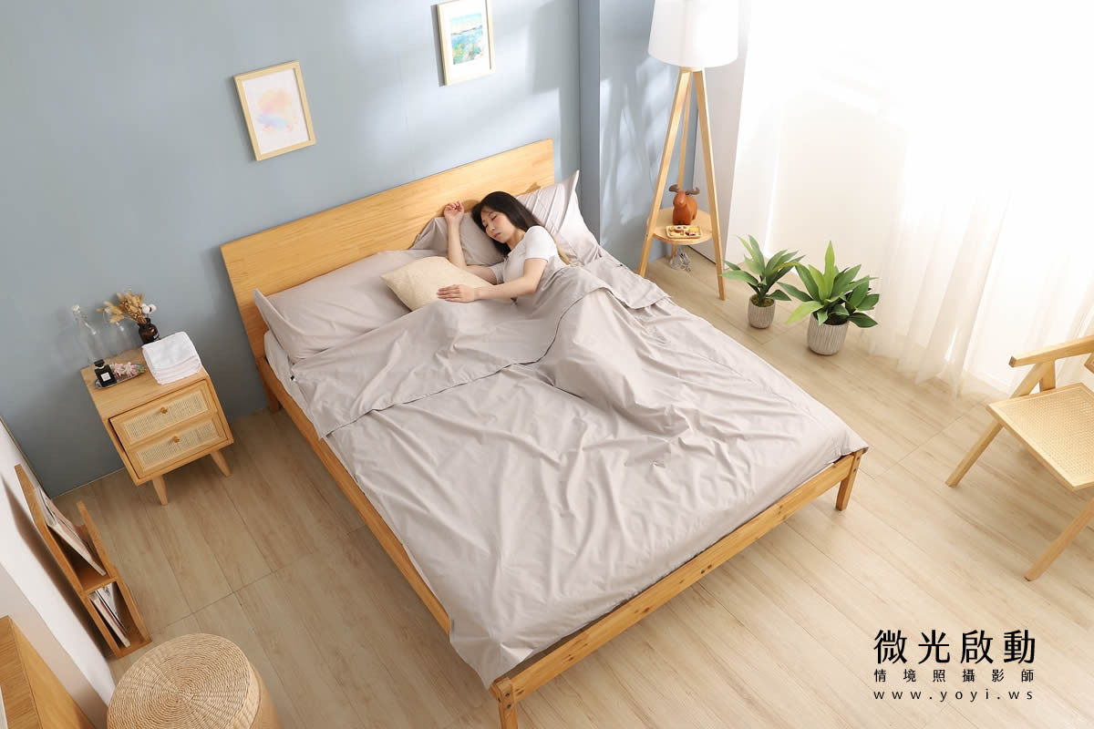 寢具商品攝影｜沉穩灰調雙人床包模特兒熟睡情境攝影 27