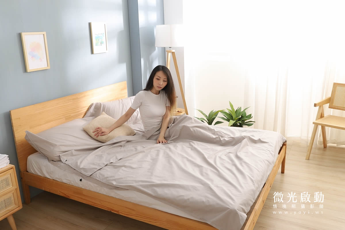 寢具商品攝影｜沉穩灰調雙人床包模特兒熟睡情境攝影 31