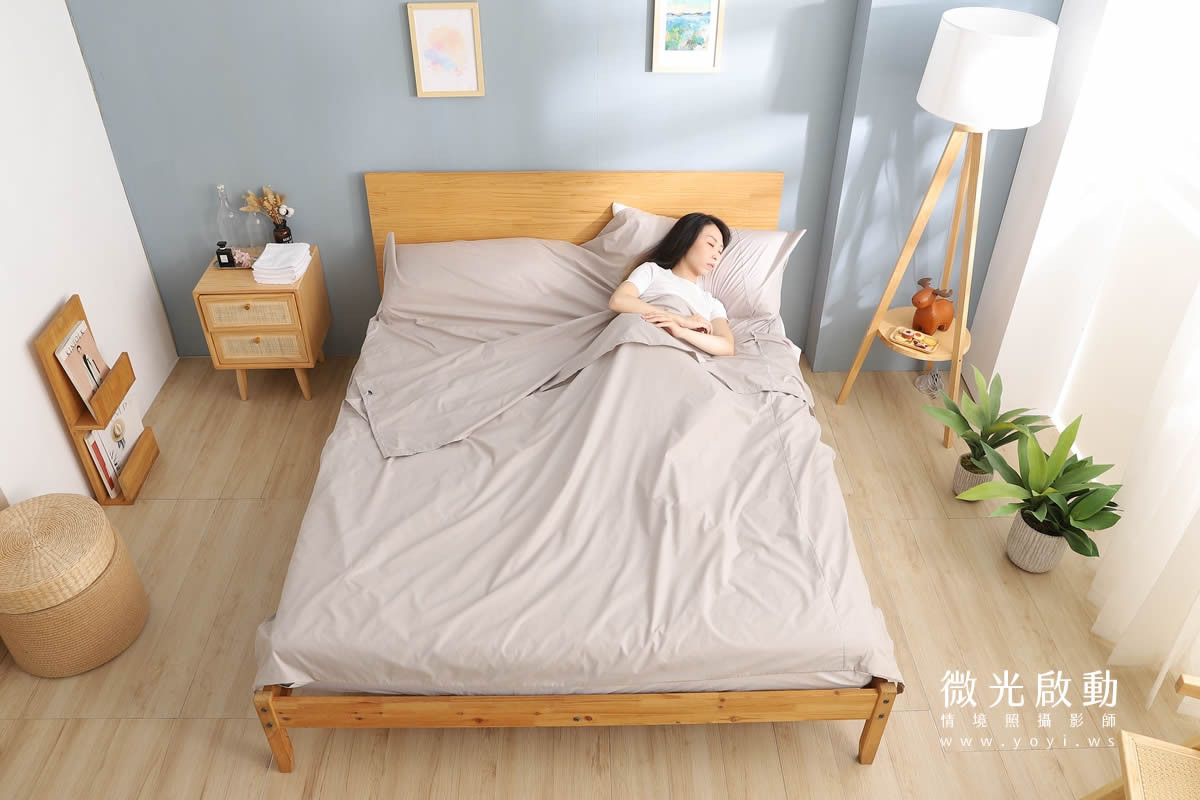 寢具商品攝影｜沉穩灰調雙人床包模特兒熟睡情境攝影 39