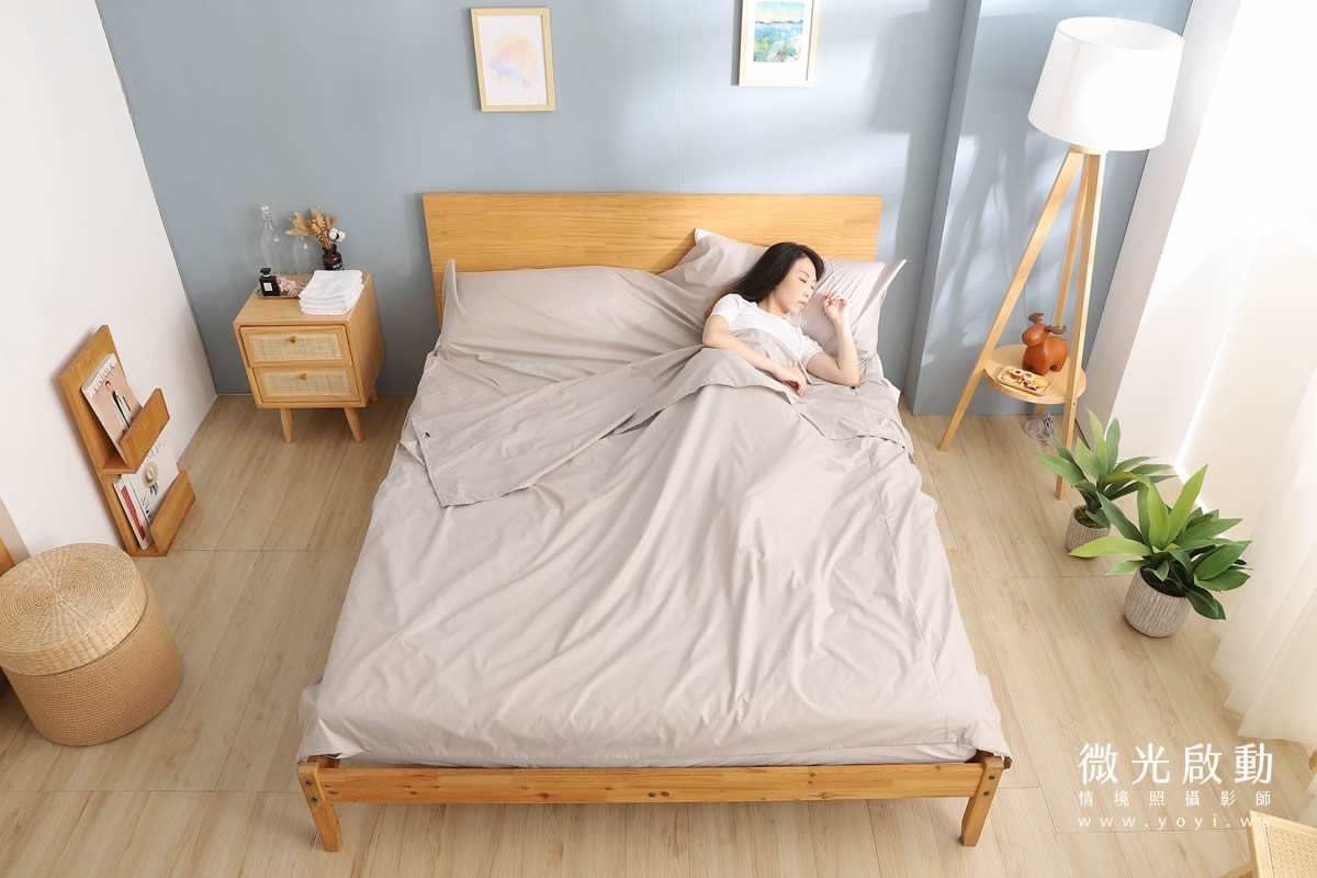 寢具商品攝影｜沉穩灰調雙人床包模特兒熟睡情境攝影 41