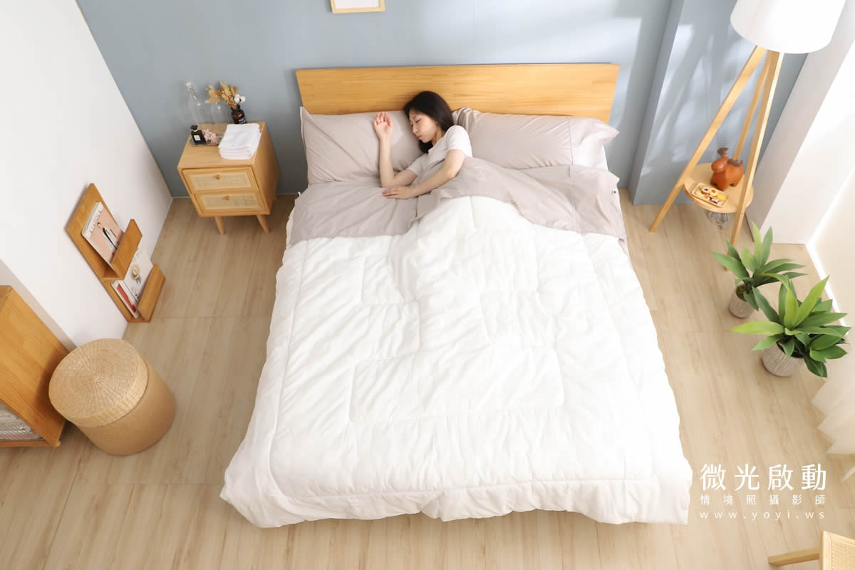 寢具商品攝影｜沉穩灰調雙人床包模特兒熟睡情境攝影 49