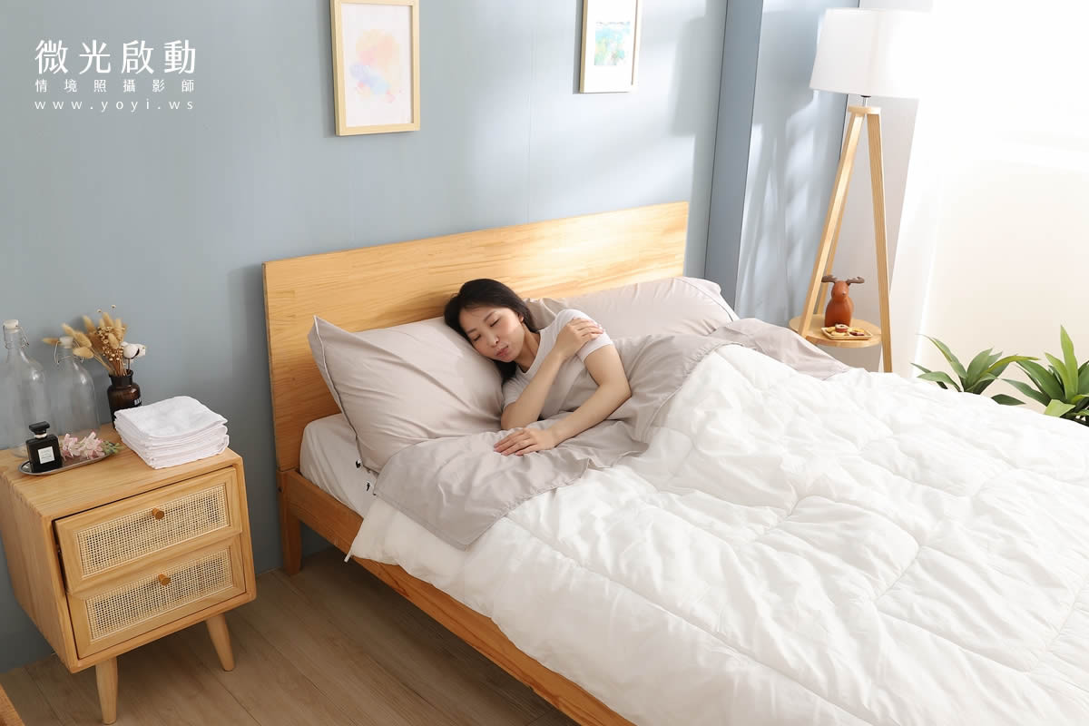 寢具商品攝影｜沉穩灰調雙人床包模特兒熟睡情境攝影 51
