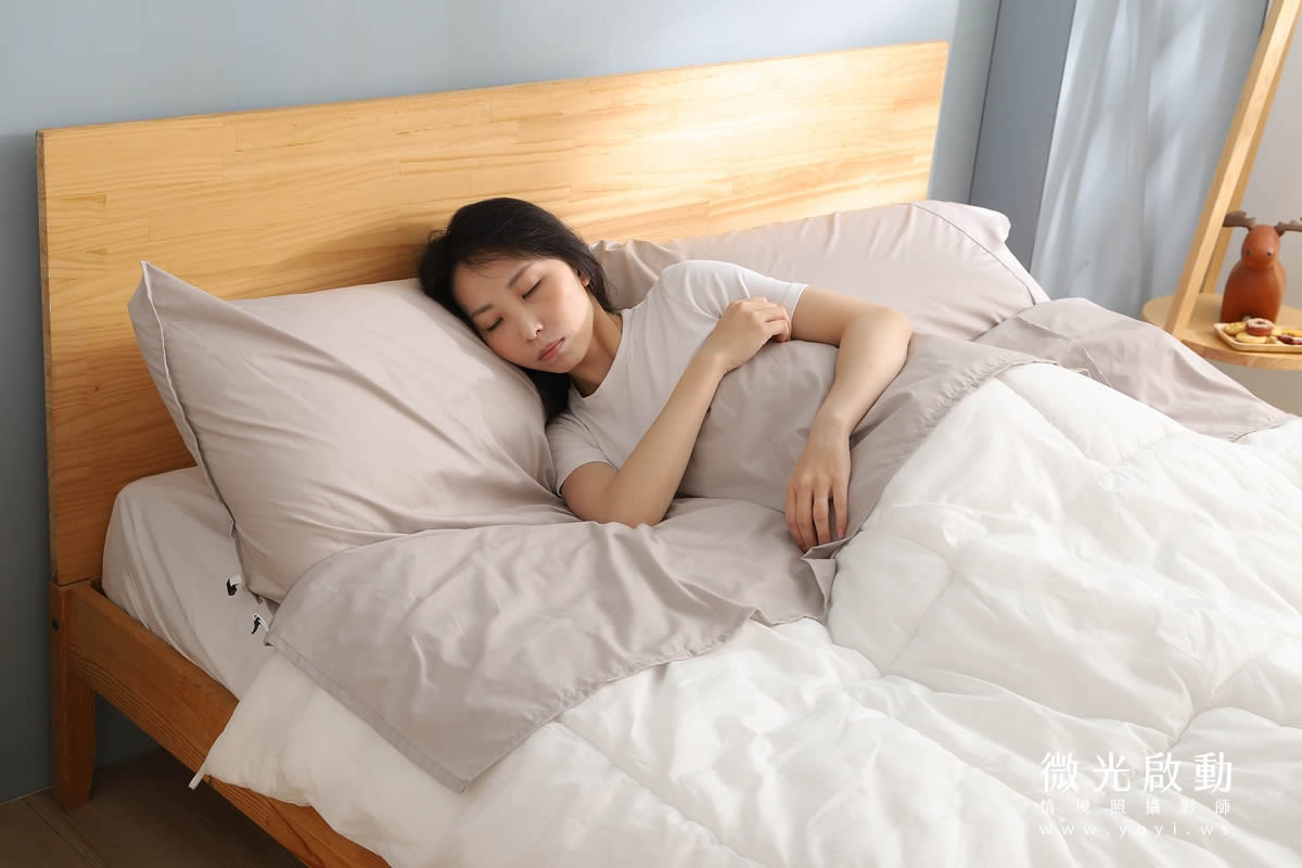 寢具商品攝影｜沉穩灰調雙人床包模特兒熟睡情境攝影 53