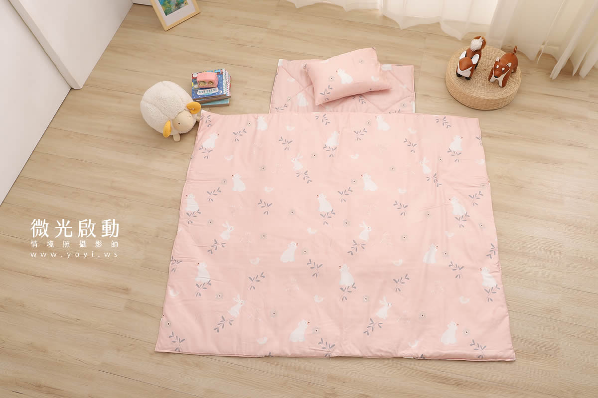 兒童寢具攝影｜粉柔小花圖騰涼被兒童熟睡情境攝影 3