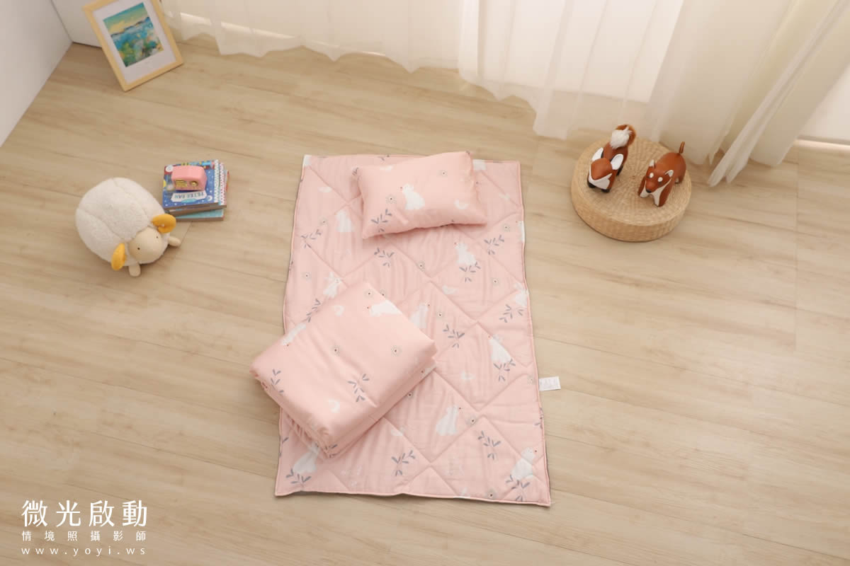 兒童寢具攝影｜粉柔小花圖騰涼被兒童熟睡情境攝影 7