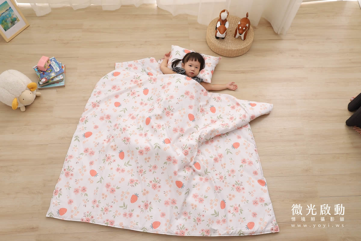 兒童寢具攝影｜粉柔小花圖騰涼被兒童熟睡情境攝影 19