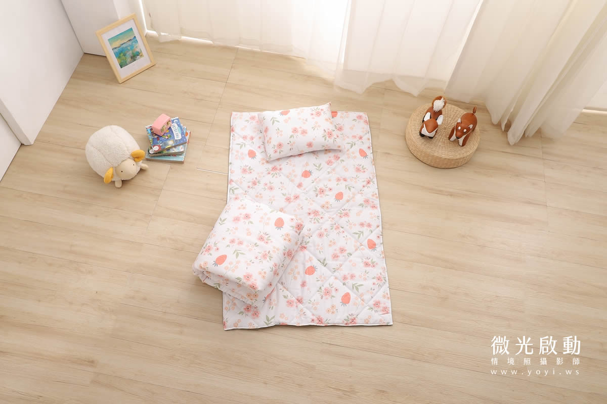 兒童寢具攝影｜粉柔小花圖騰涼被兒童熟睡情境攝影 23