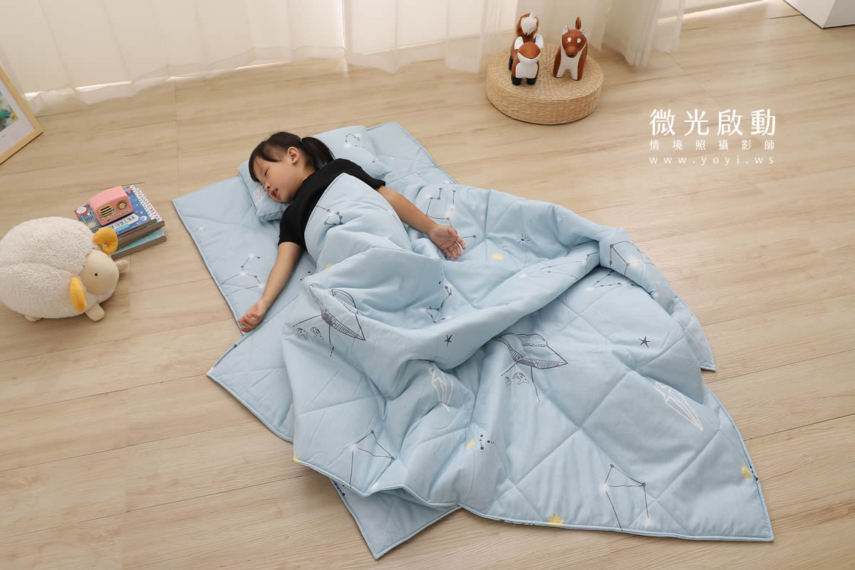 兒童寢具攝影｜粉柔小花圖騰涼被兒童熟睡情境攝影 39