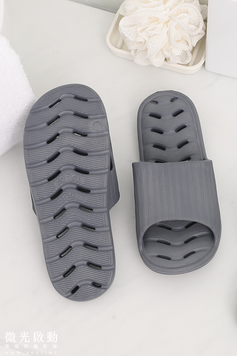 室內拖鞋攝影｜簡約灰色質感拖鞋與鞋墊模特兒實穿攝影｜太松鞋業 11