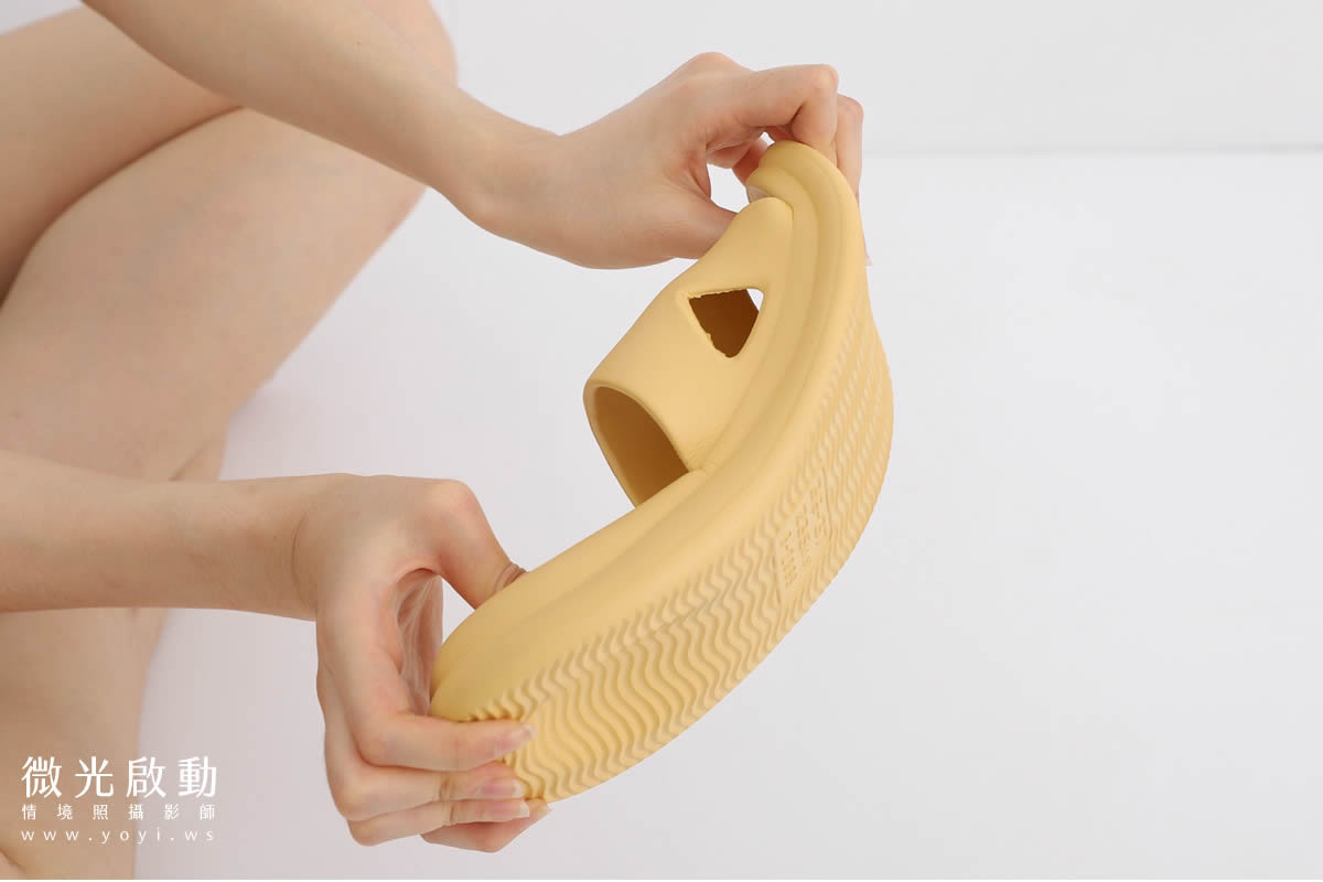 室內拖鞋攝影｜簡約灰色質感拖鞋與鞋墊模特兒實穿攝影｜太松鞋業 37