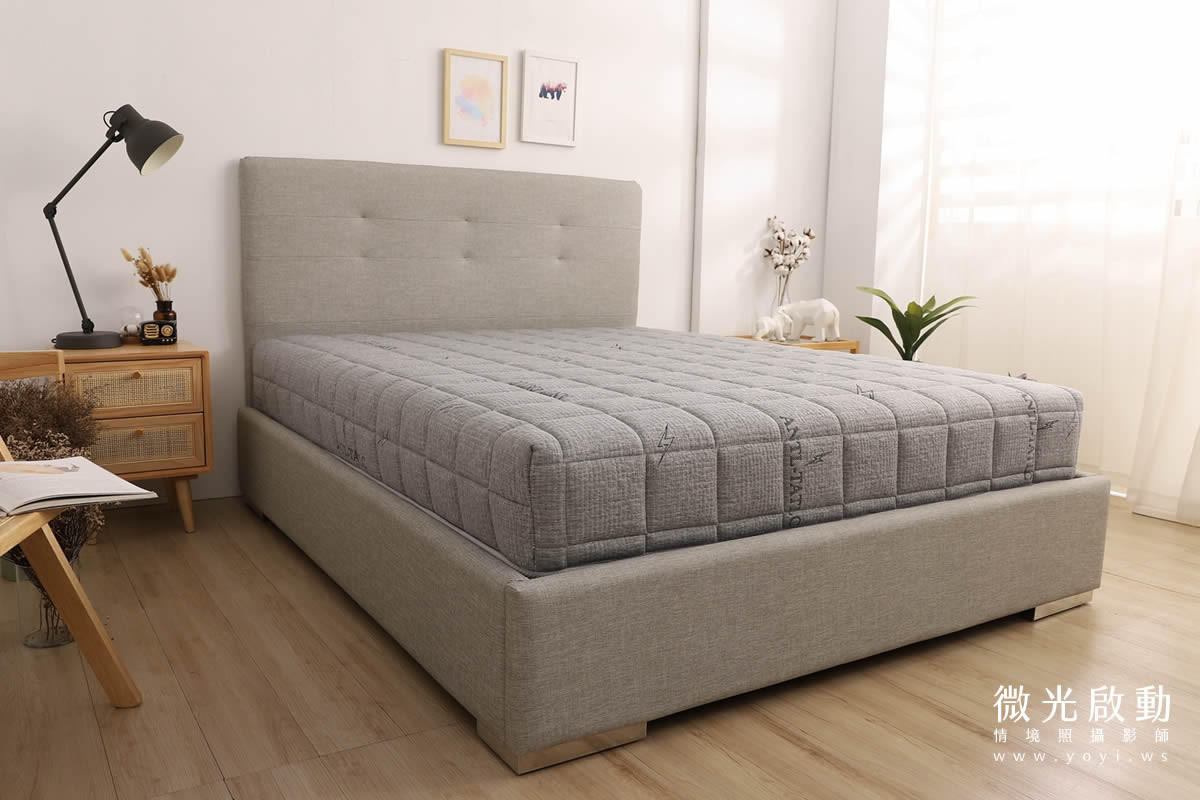 沙發商品攝影｜灰色質感布沙發溫馨客廳情境攝影 1