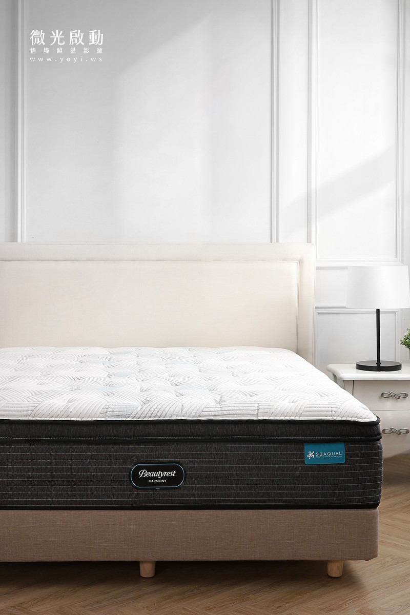 床墊家具攝影｜高支撐機能床墊與沙發明亮情境攝影｜睡眠王國 1