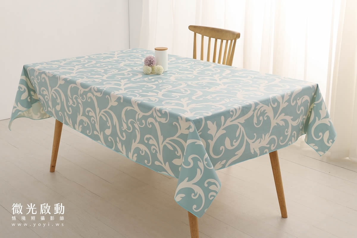 桌巾商品攝影｜清新藍色圖騰桌巾明亮餐廳情境 1