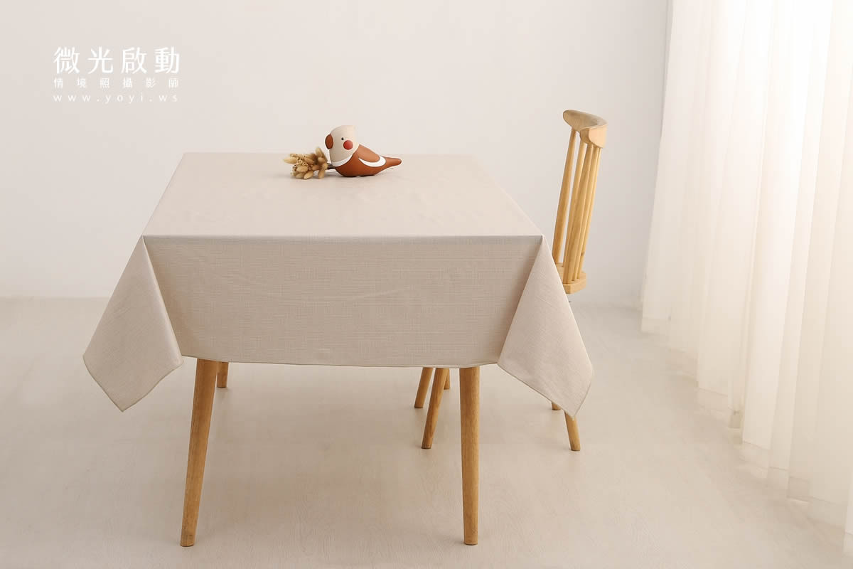 桌巾商品攝影｜清新藍色圖騰桌巾明亮餐廳情境 5
