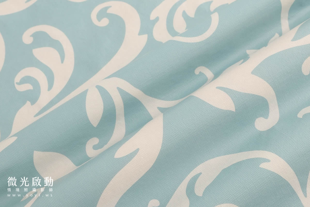 桌巾商品攝影｜清新藍色圖騰桌巾明亮餐廳情境 9