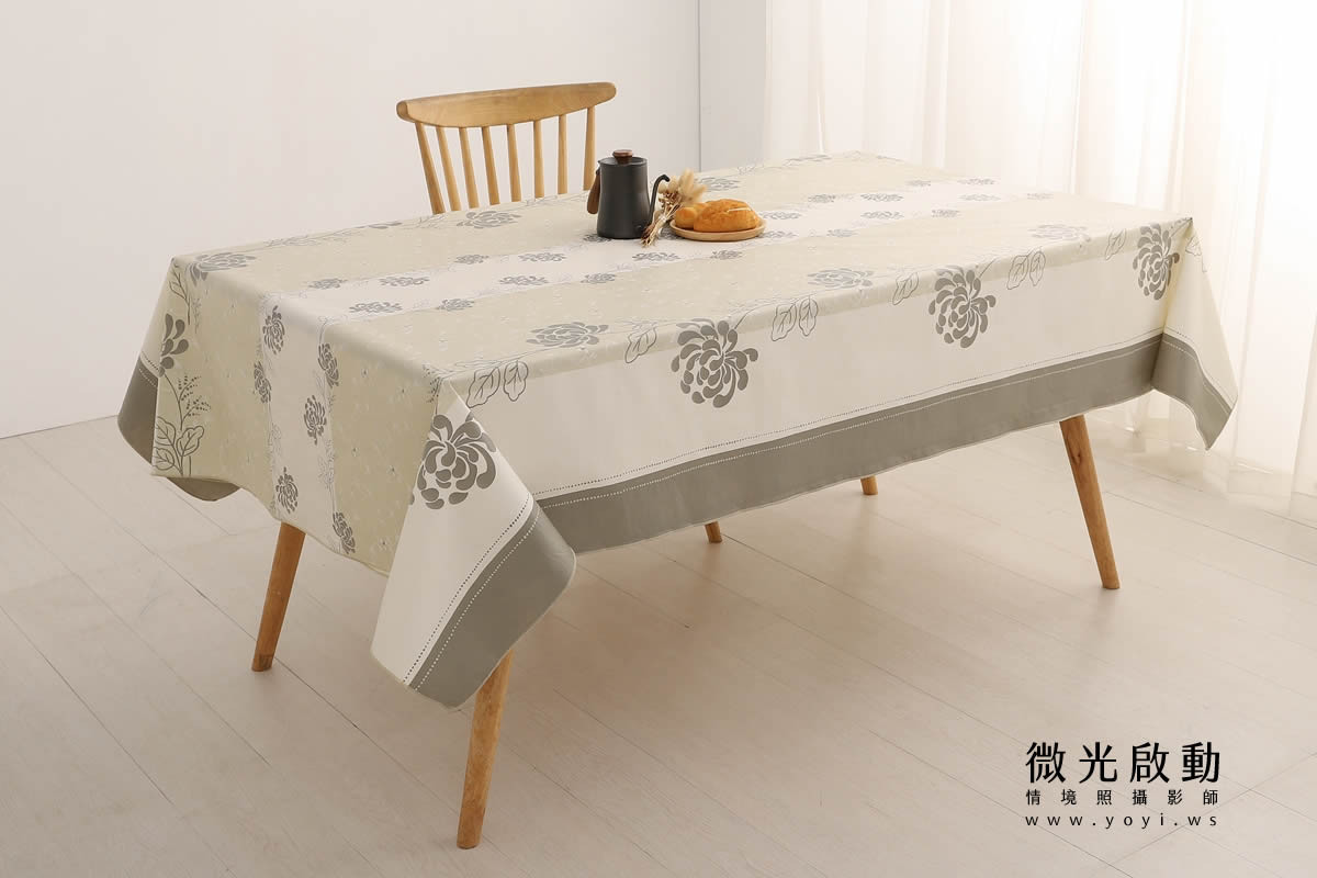 桌巾商品攝影｜清新藍色圖騰桌巾明亮餐廳情境 49