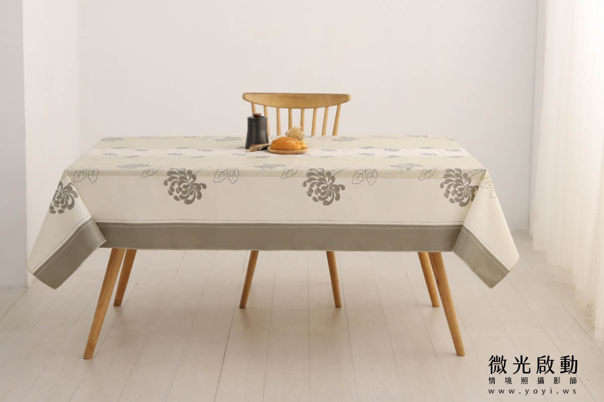 桌巾商品攝影｜清新藍色圖騰桌巾明亮餐廳情境 59